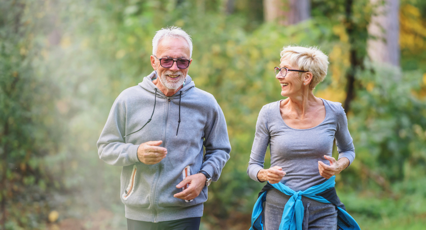Twee mensen wandelen door het bos