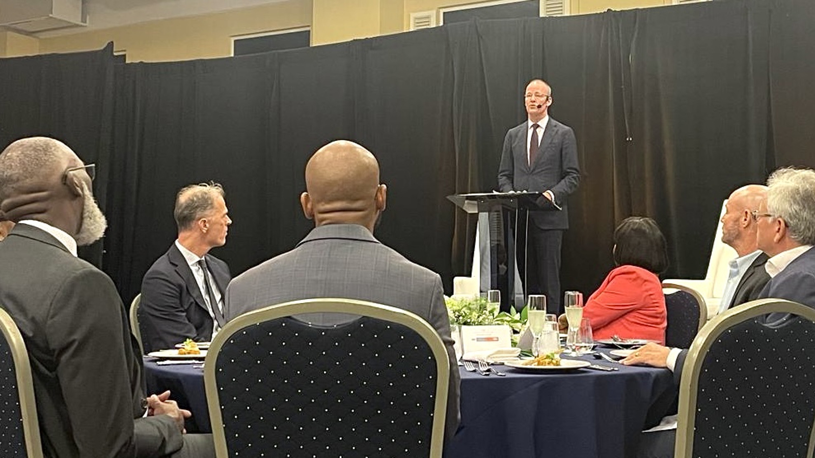 Klaas Knot sprak tijdens een lunch van de Vereniging Bedrijfsleven Curaçao.