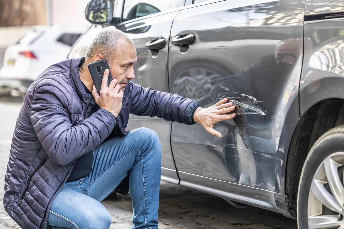 Schade aan de zijkant van de auto