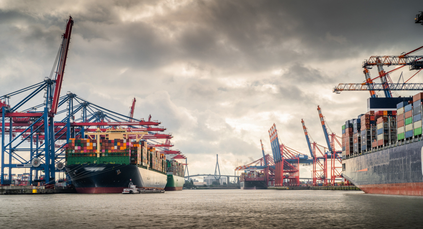 Containerterminal met grote schepen in de haven van Hamburg.