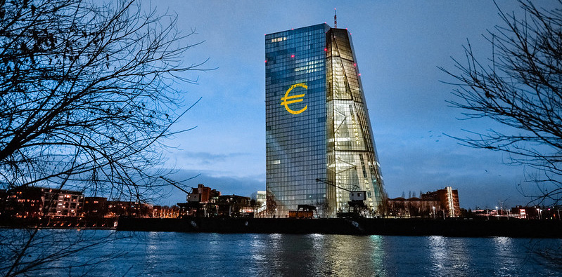 ECB-gebouw in Frankfurt in de avond