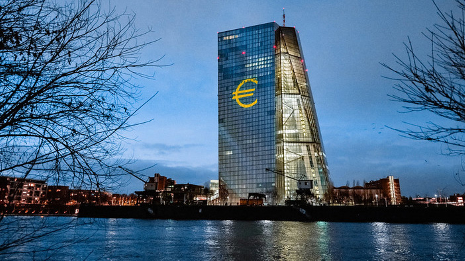 ECB-gebouw in Frankfurt in de avond