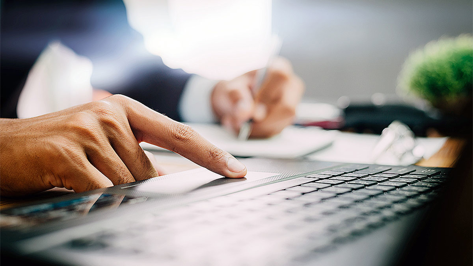 Vinger op toetsenbord