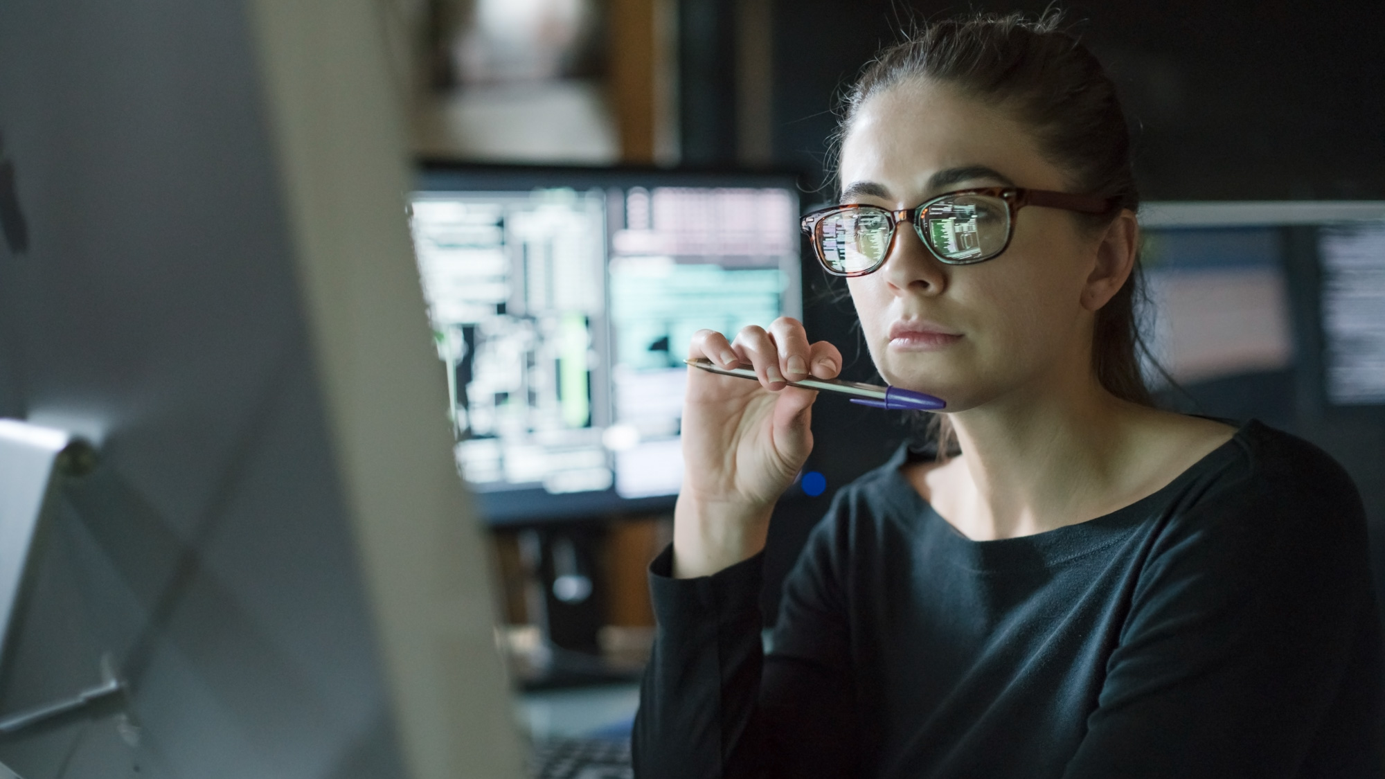 Een vrouw doet onderzoek naar fraude achter de computer.