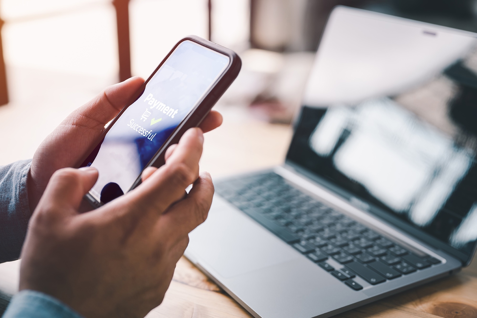 Iemand die met een telefoon betaalt