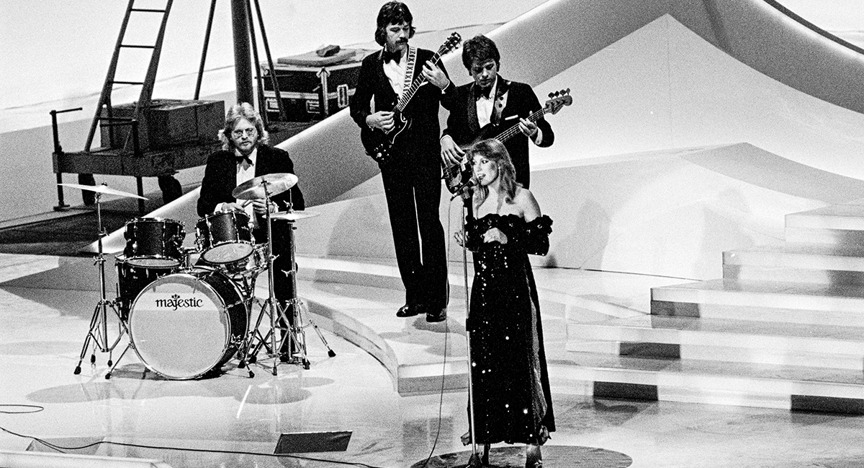 Maggie MacNeal treedt op tijdens de 25e editie van het Eurovisie Songfestival