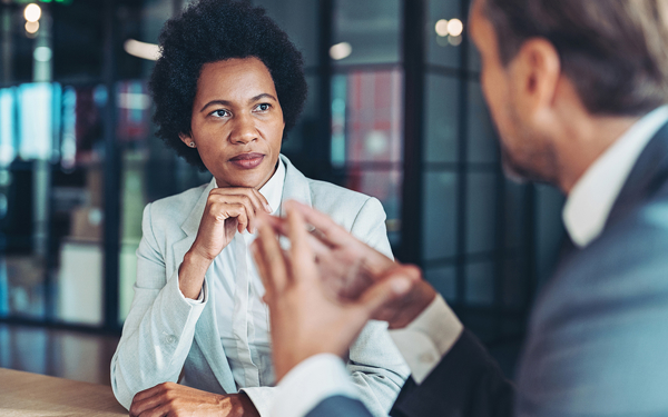 Man en vrouw in gesprek over verzekeraars die beleggen steeds minder in obligaties.