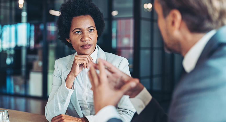 Man en vrouw in gesprek over verzekeraars die beleggen steeds minder in obligaties.