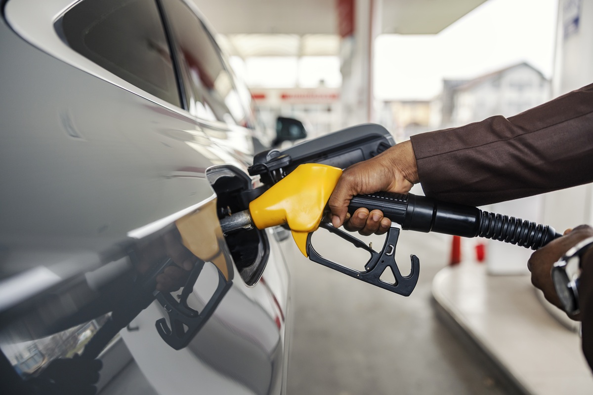 Close-up van een auto die wordt volgetankt bij een benzinestation