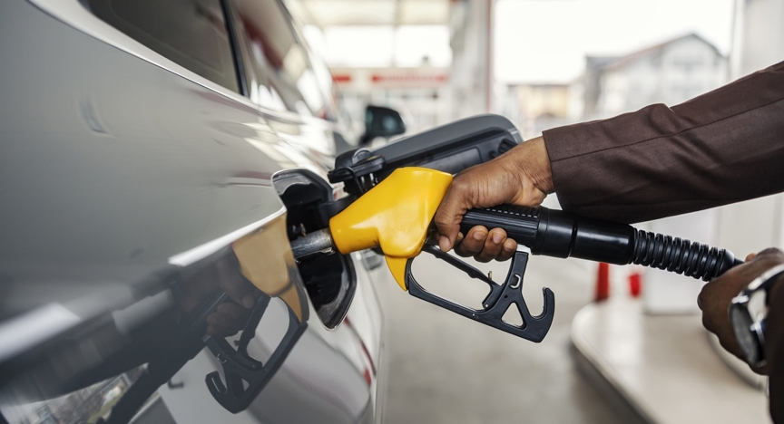 Close-up van een auto die wordt volgetankt bij een benzinestation