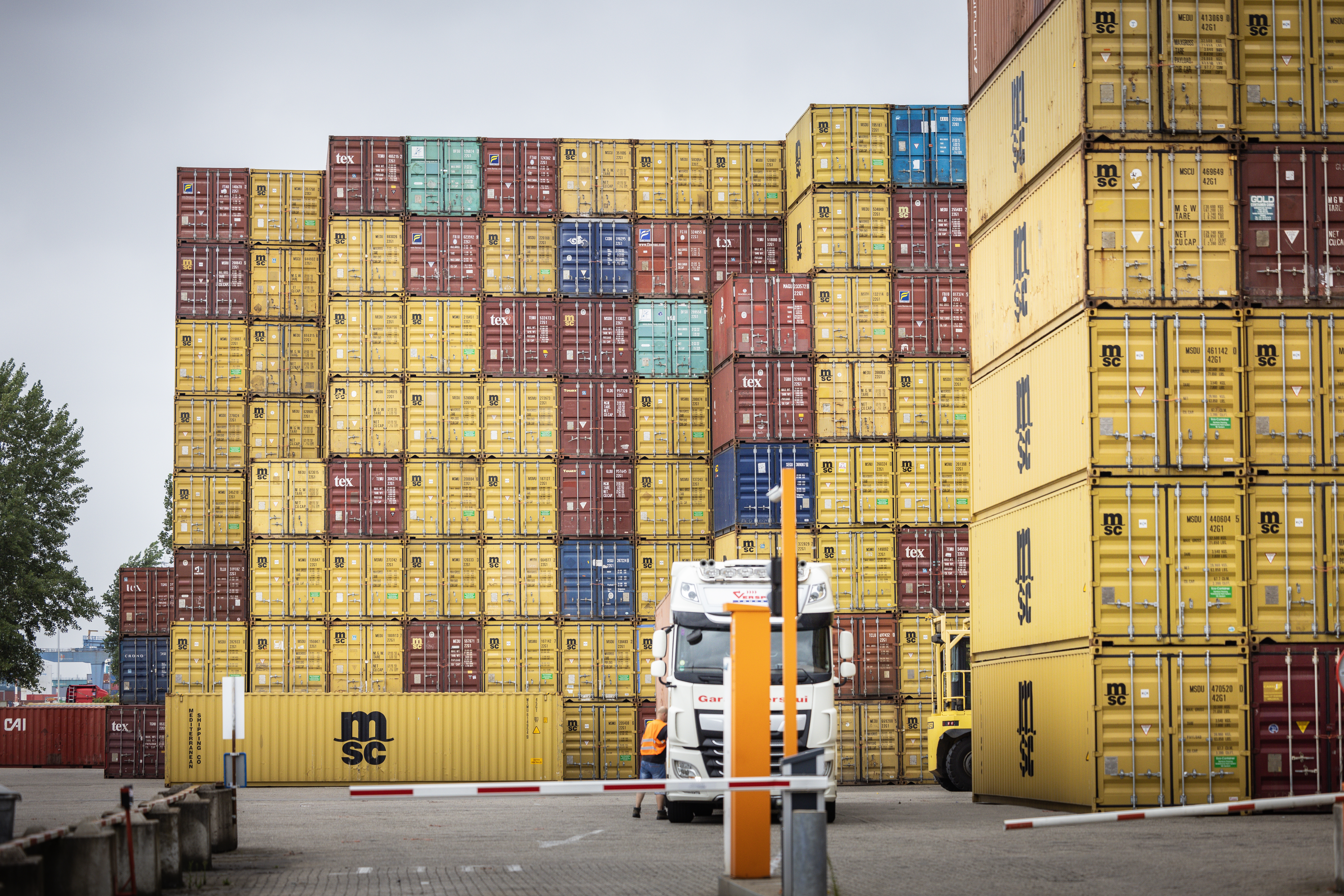Opgestapelde containers in de haven.