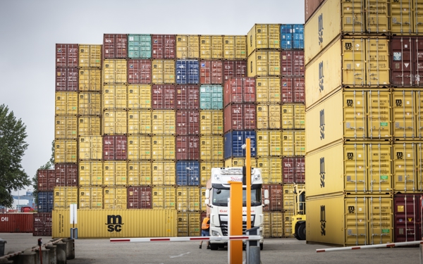 Opgestapelde containers in de haven.