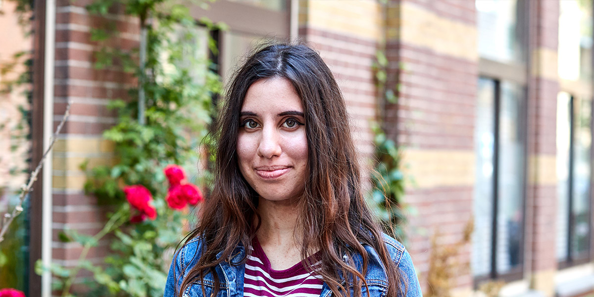 vrouw voor woonhuis