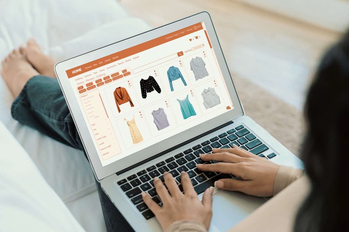 Ppersoon die online aan het shoppen is naar kleding op een laptop