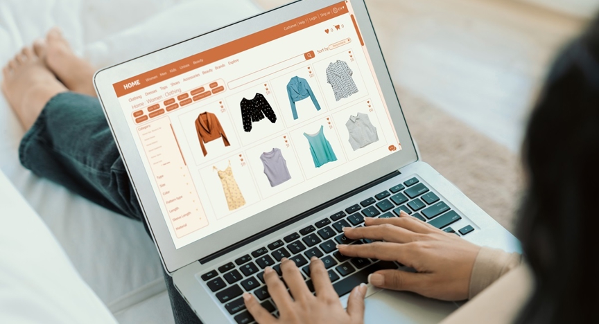 Ppersoon die online aan het shoppen is naar kleding op een laptop