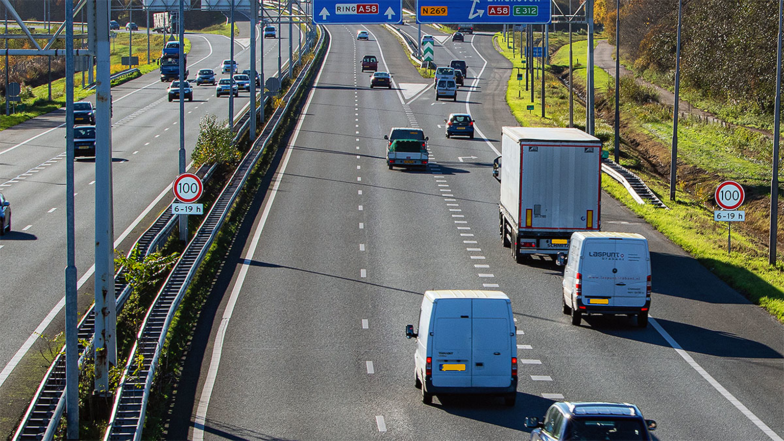 Afrit op snelweg in Nederland