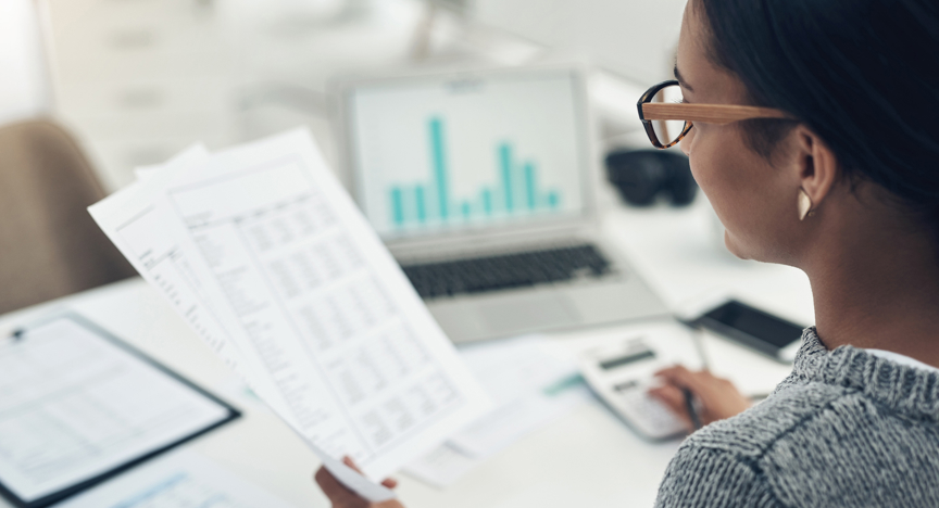 Close up van een vrouw die data rapportage bekijkt