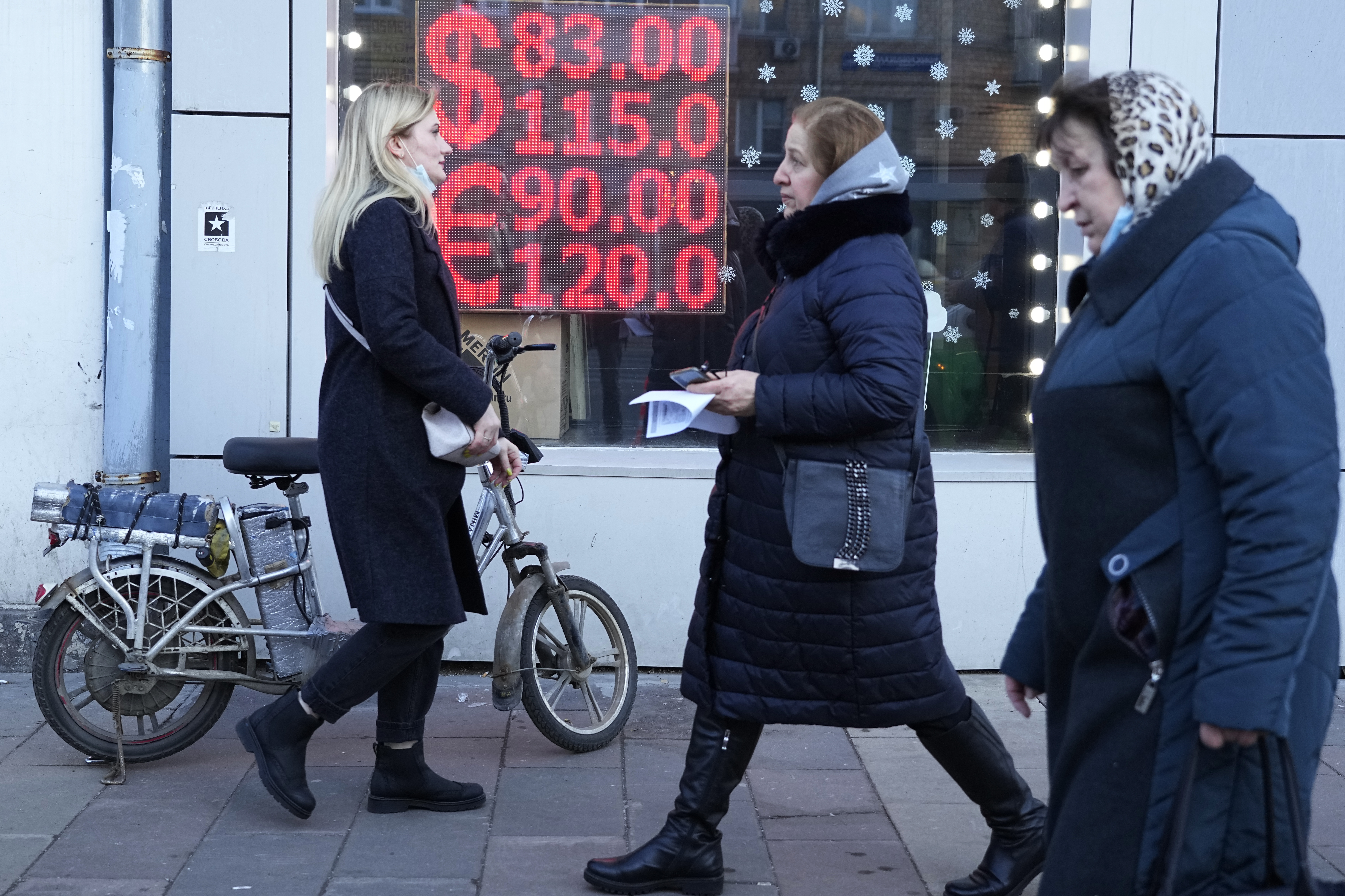 Mensen lopen langs wisselkoers kantoor