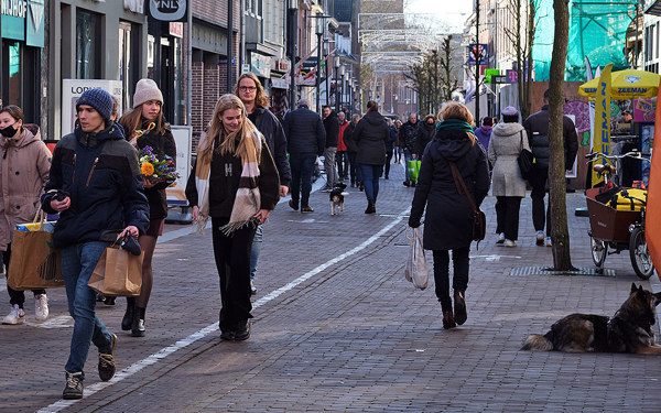 Winkelstraat met lopende mensen