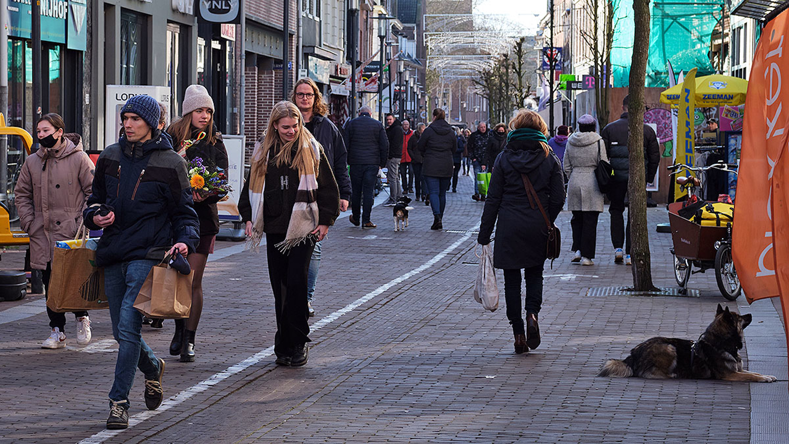 Winkelstraat met lopende mensen