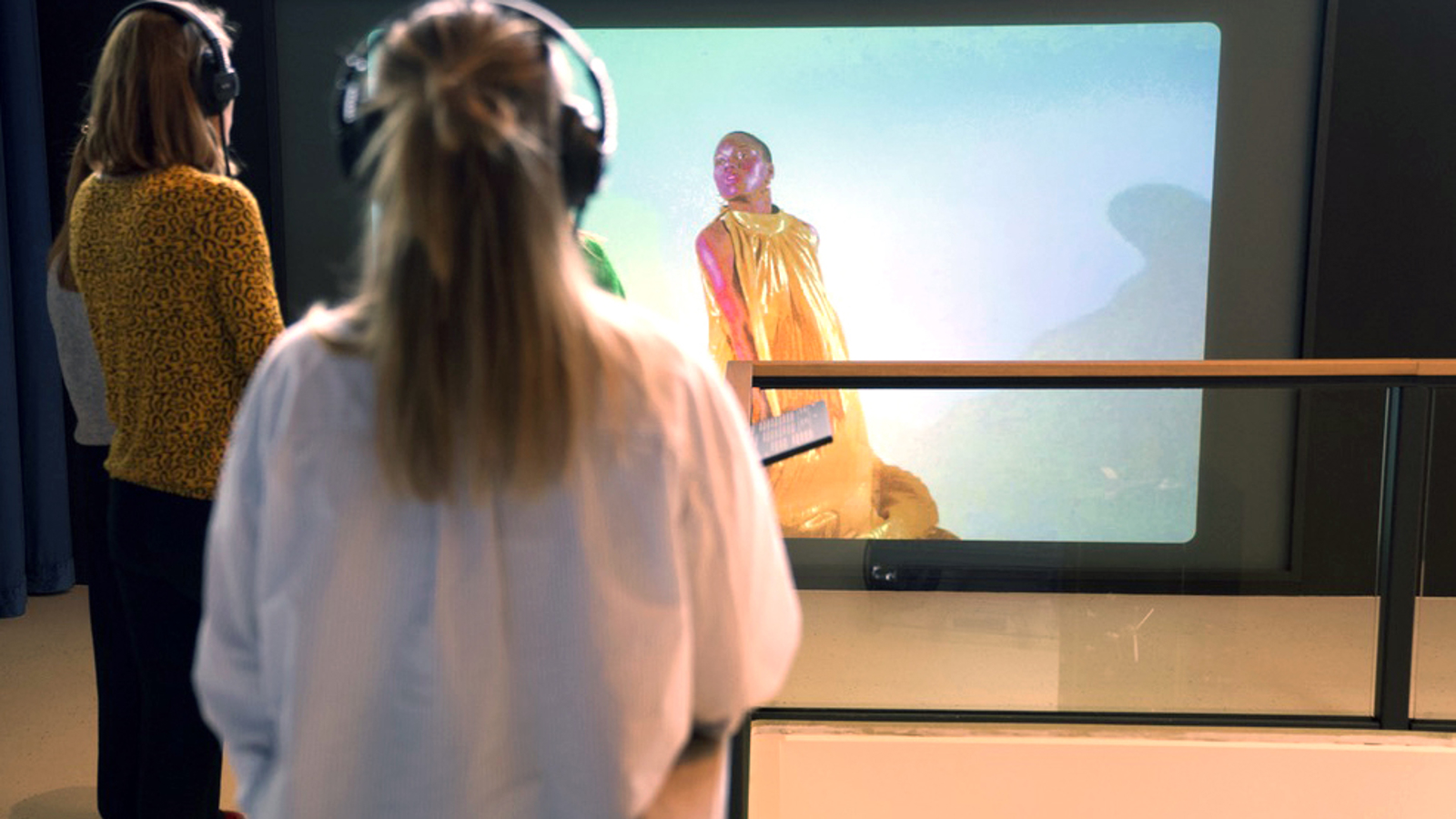 Duo kijkt naar video kunst