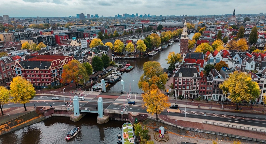 Herfst in Amsterdam met bewolkte lucht, vogelperspectief