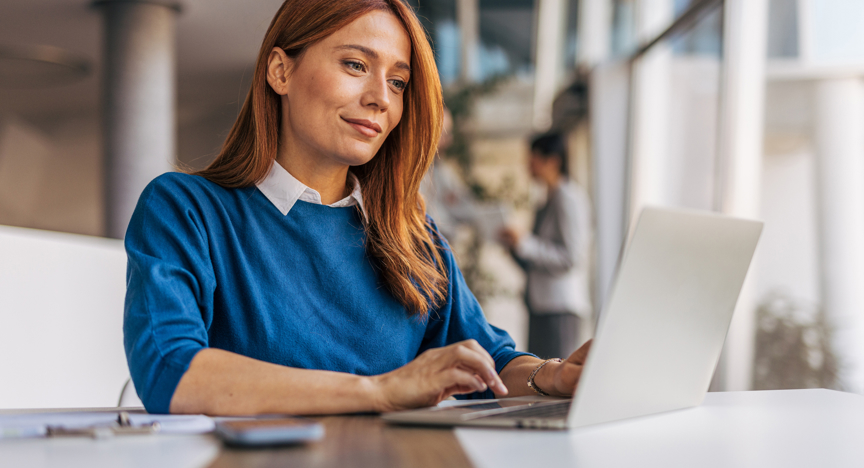 Vrouw kijkt naar scherm
