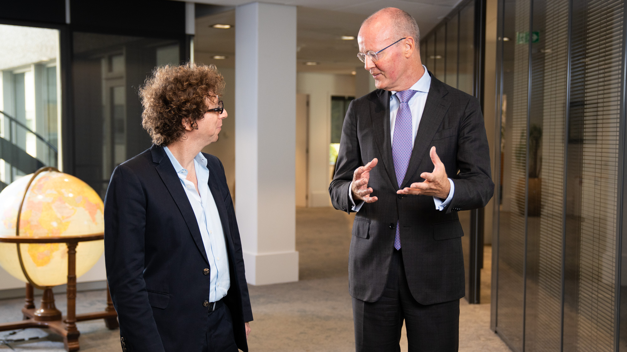 Arnon Grunberg in gesprek met DNB President Klaas Knot.