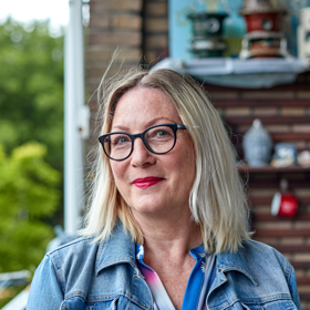 vrouw op balkon