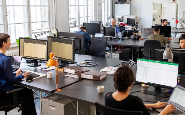 Mensen werken in een kantoor achter computers