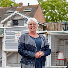 vrouw bij duivenhok