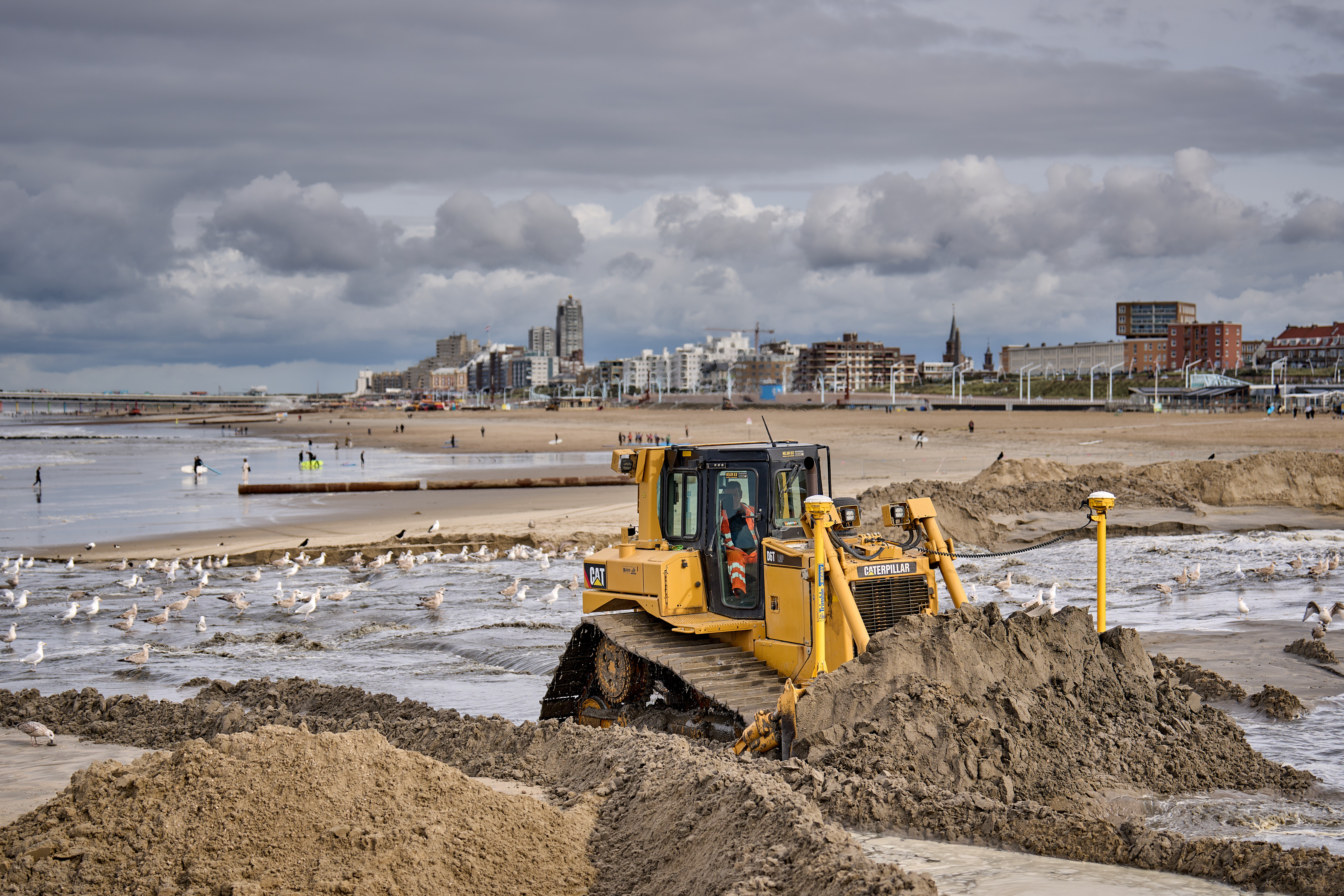 Rijkswaterstaat bezig met zandsuppletie op het Scheveningse strand.