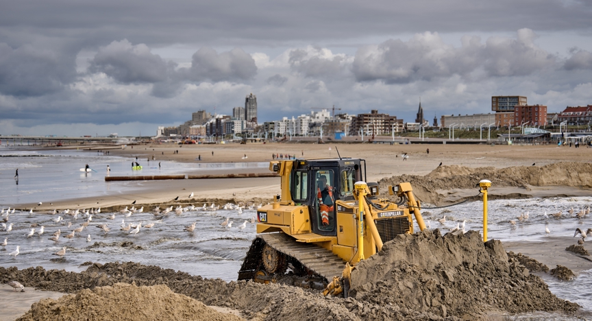 Rijkswaterstaat bezig met zandsuppletie op het Scheveningse strand.