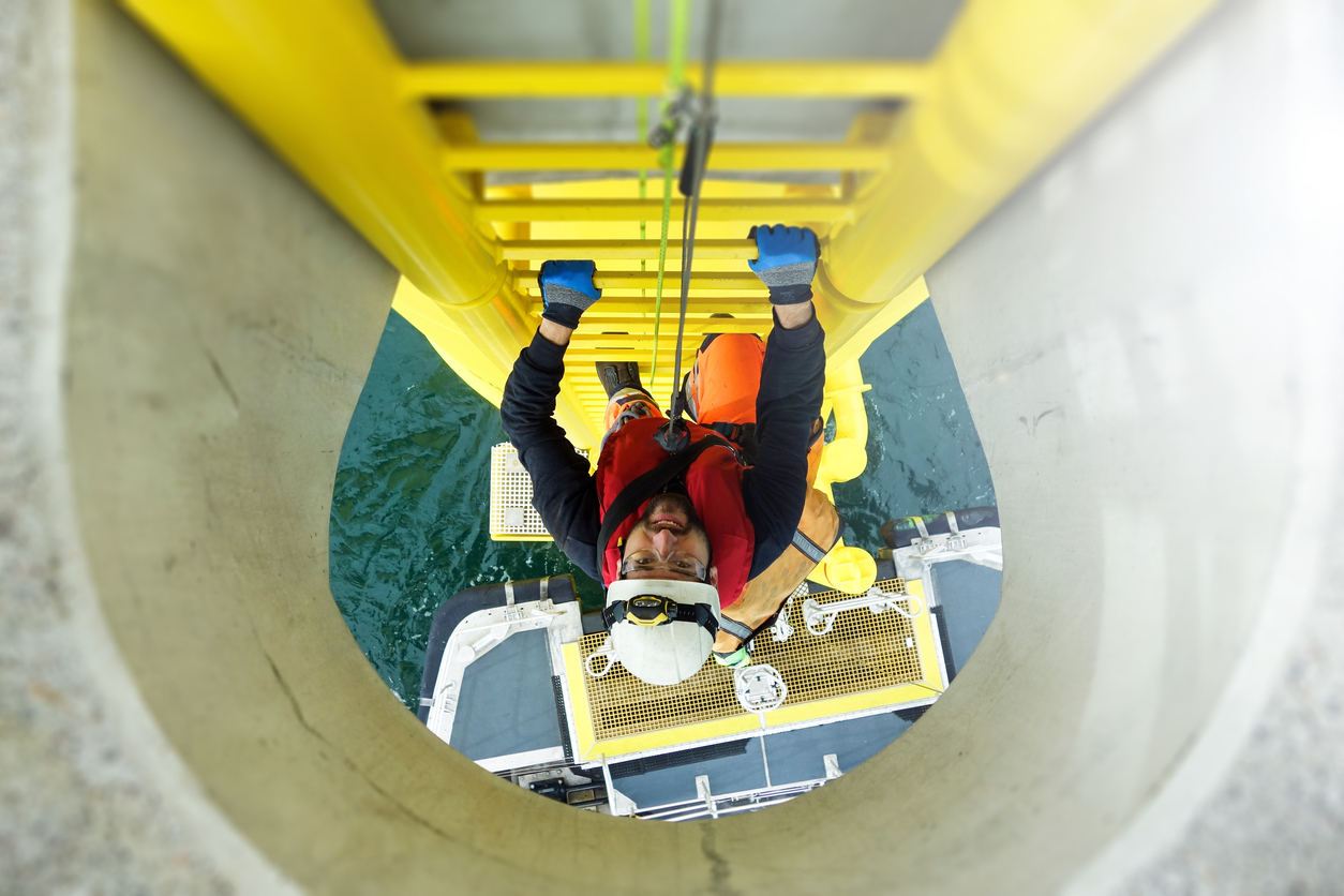 Arbeider voert onderhoud aan windturbine.