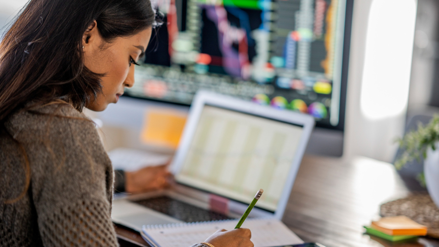 Vrouw werkt achter beeldscherm