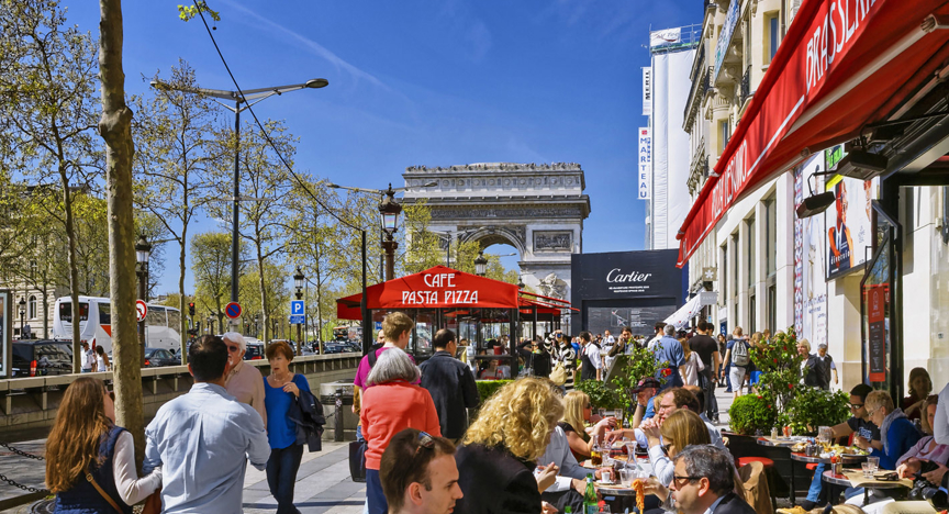 Mensen op een terrasje op een zonnige dag