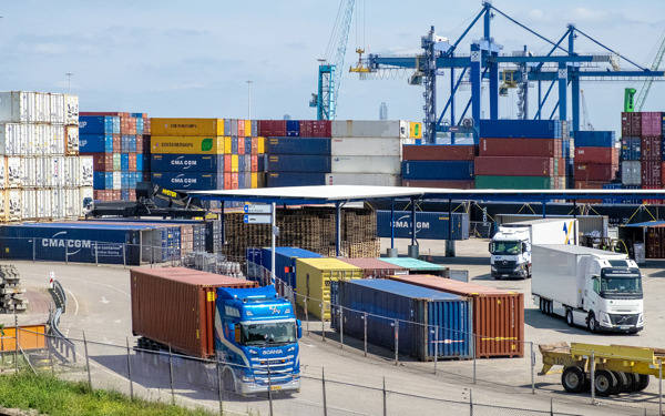Opgestapelde containers wachten op transport in de Eemhaven.