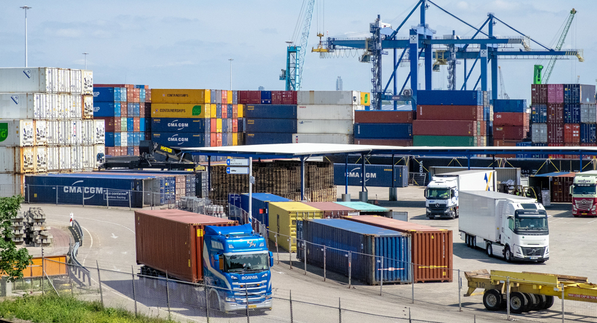 Opgestapelde containers wachten op transport in de Eemhaven.