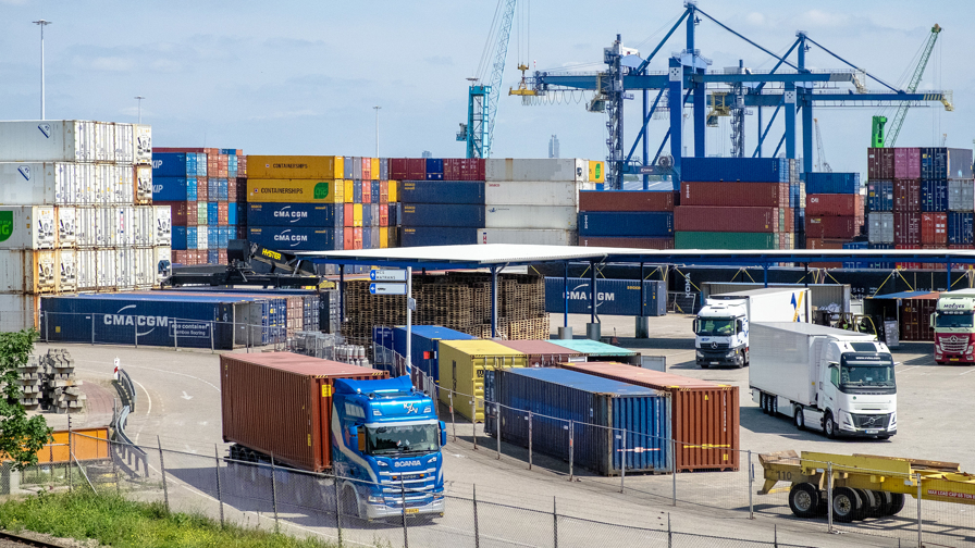 Opgestapelde containers wachten op transport in de Eemhaven.