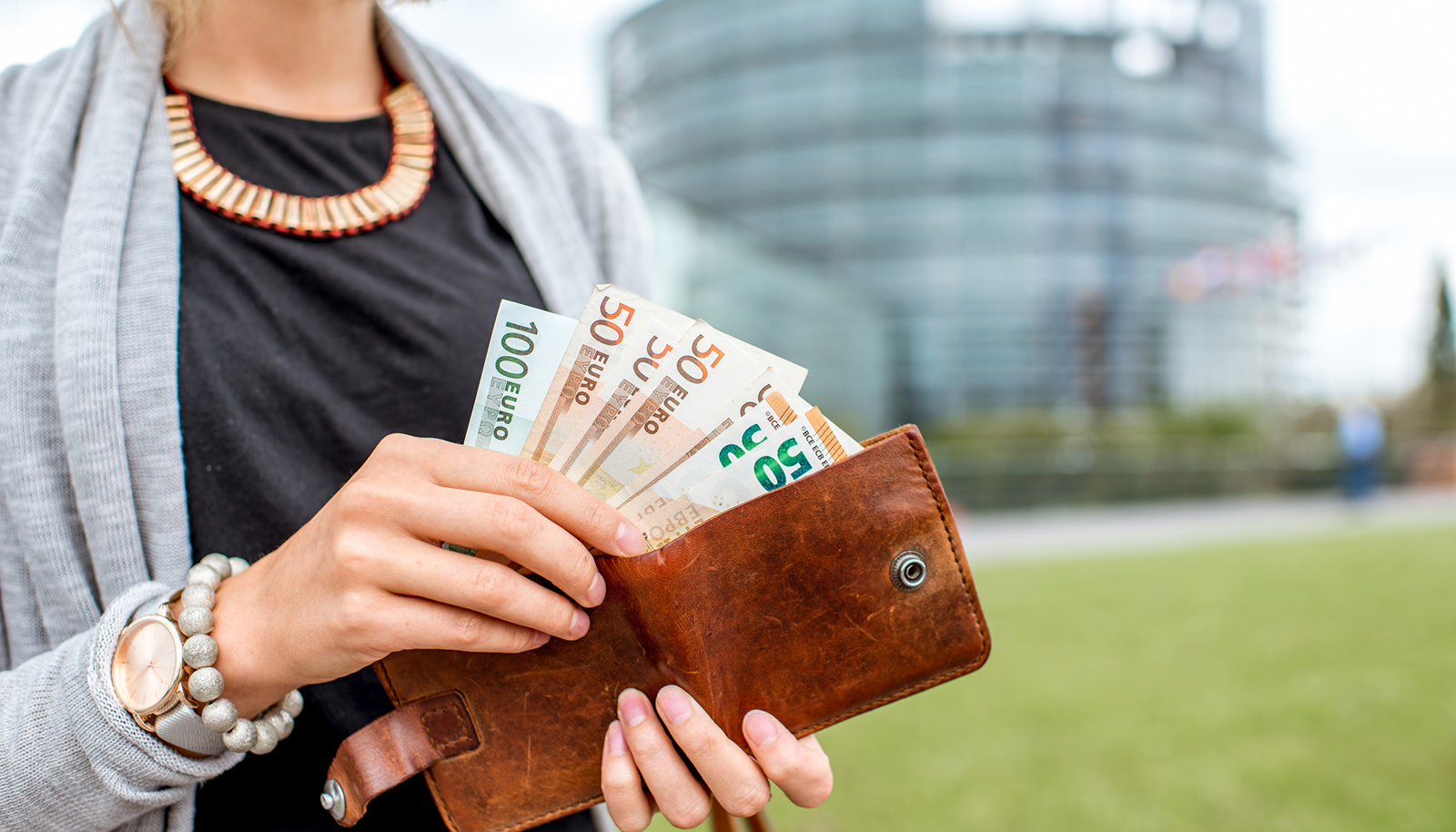 Vrouw houdt portemonnee met cash vast