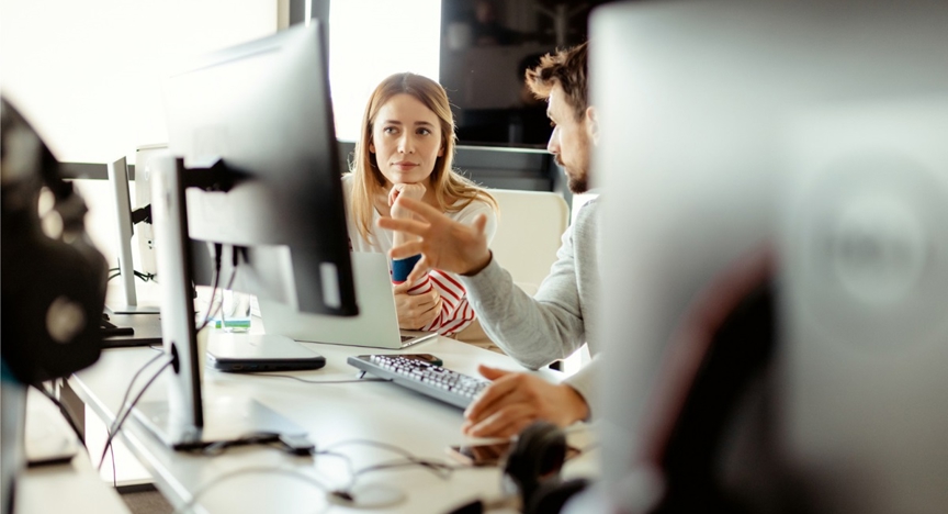 Overleg achter beeldscherm