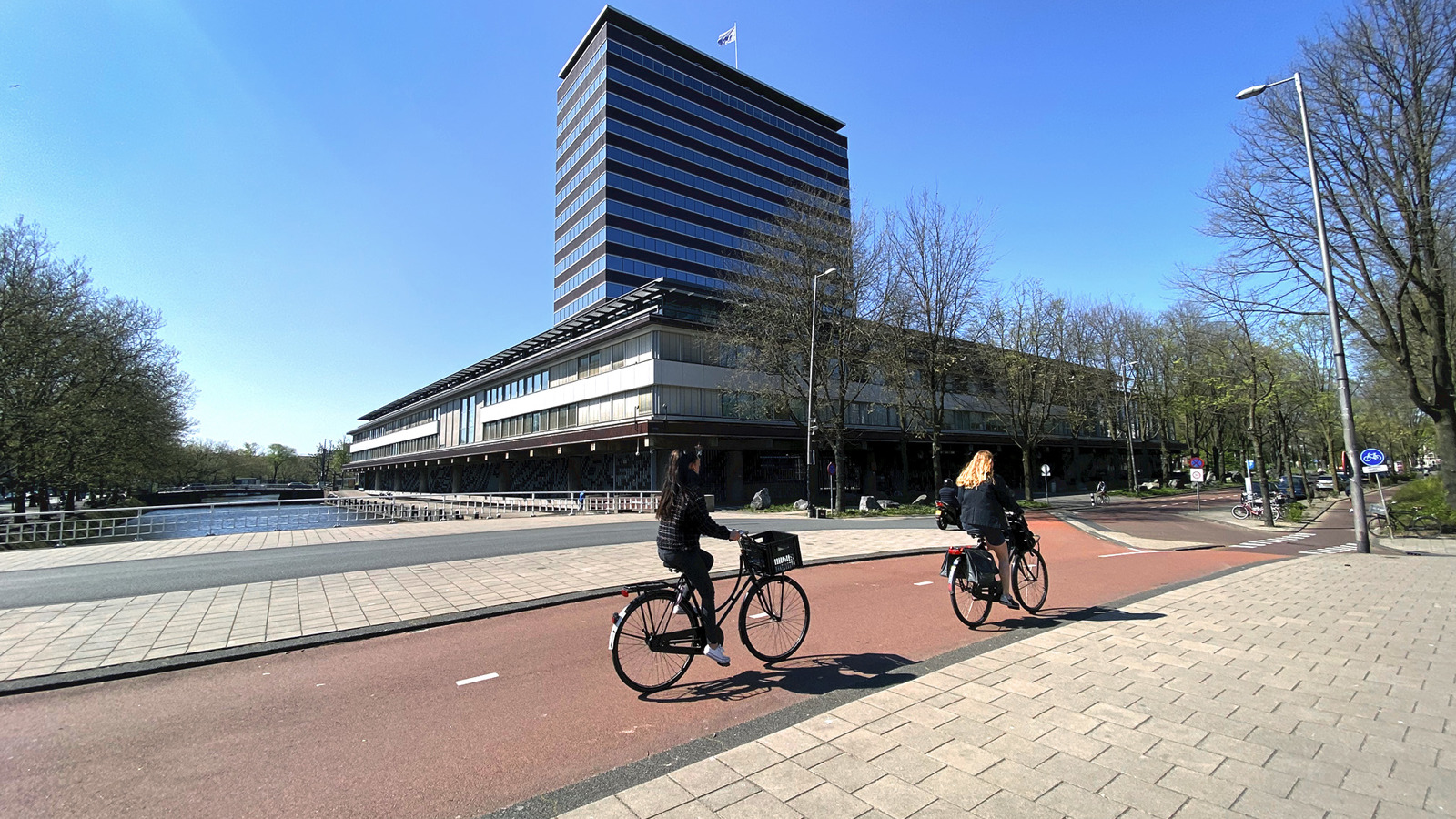 DNB gebouw van buitenaf met fietsers op het fietspad