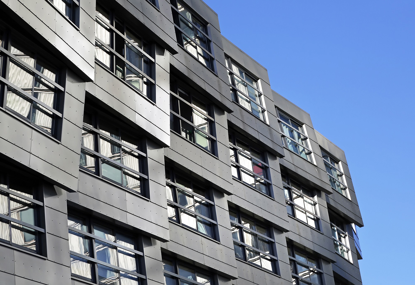 Een flatgebouw met woningen van buiten