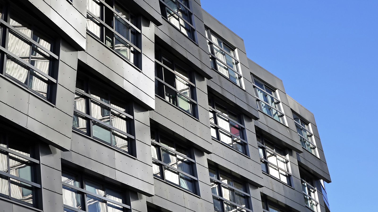 Een flatgebouw met woningen van buiten