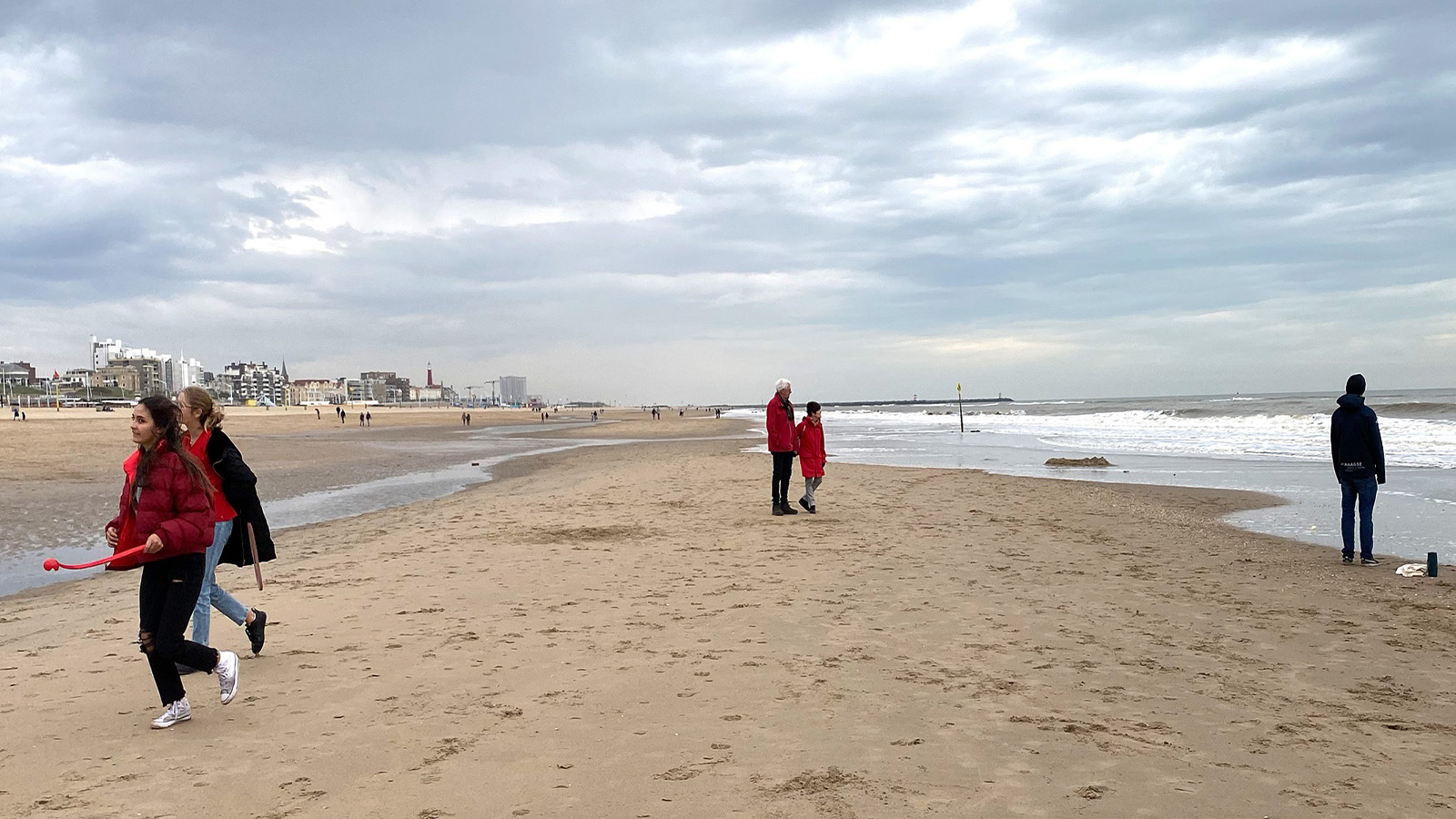 Een aantal mensen op het strand