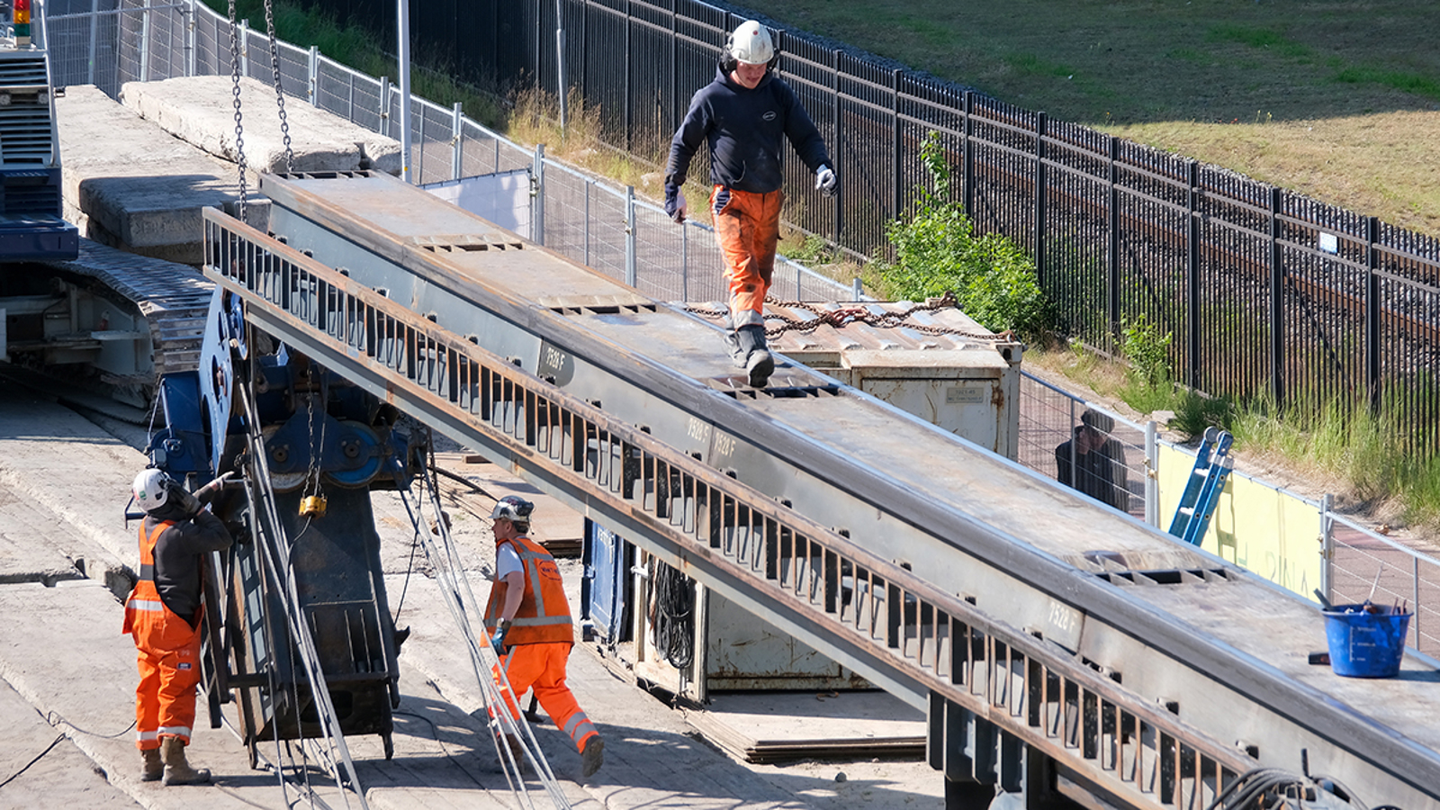 Medewerkers aan het werk op bouwplaats Medewerkers aan het werk op bouwplaats