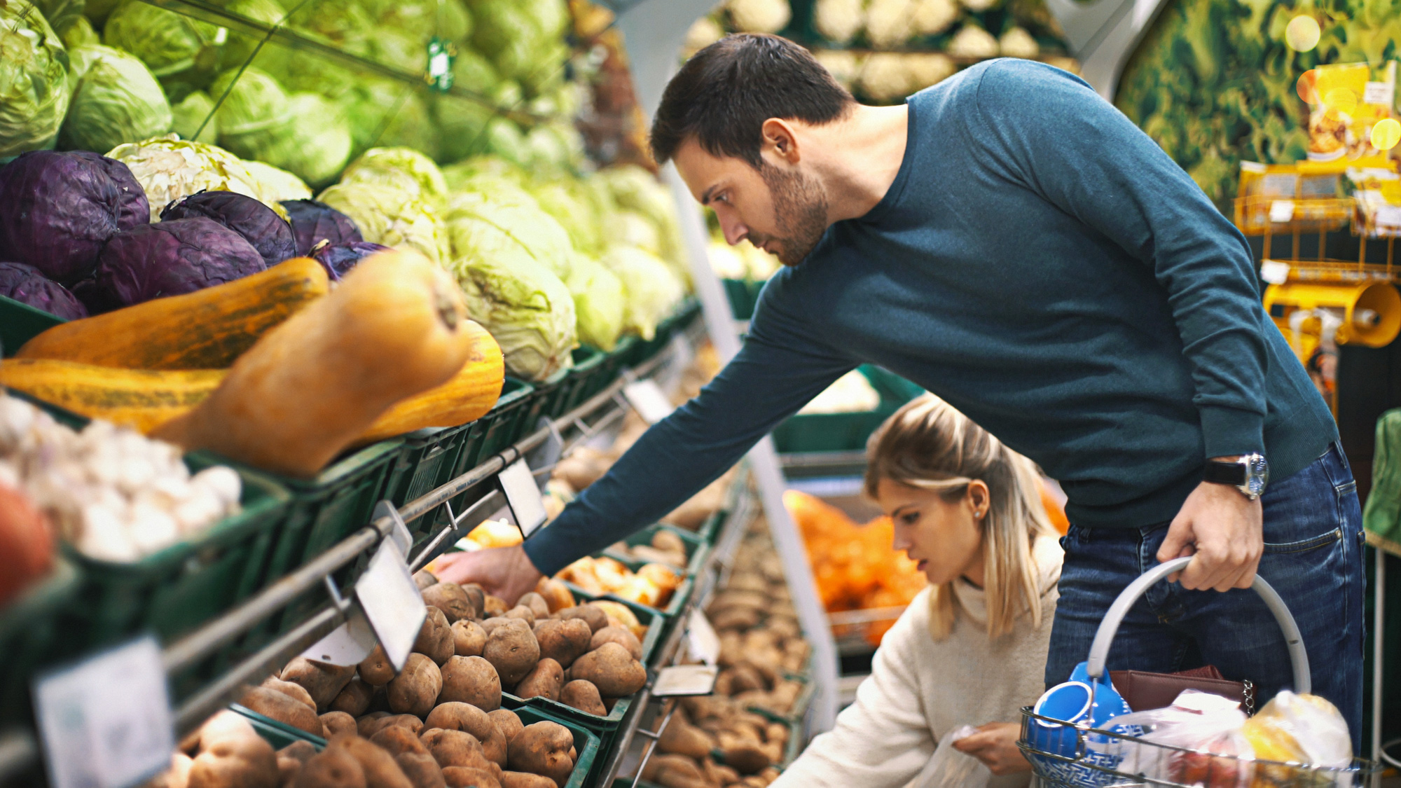 Een jonge man en vrouw doen samen de boodschappen.