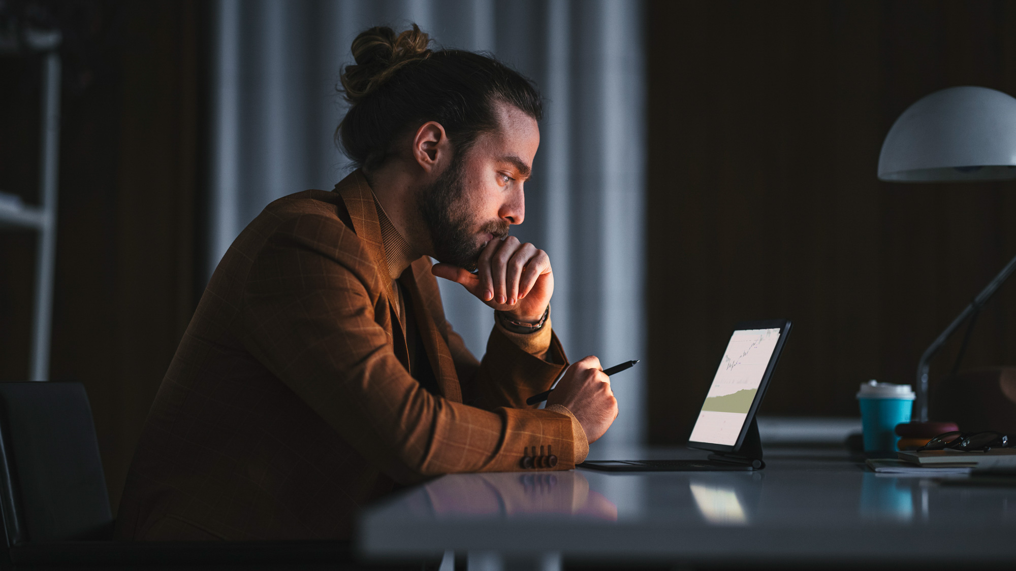 Man bekijkt beleggingen op tablet.