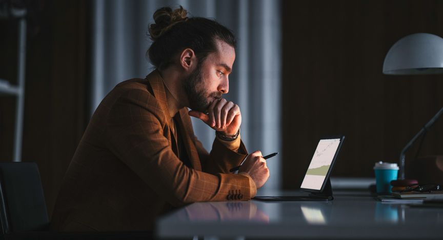 Man bekijkt beleggingen op tablet.