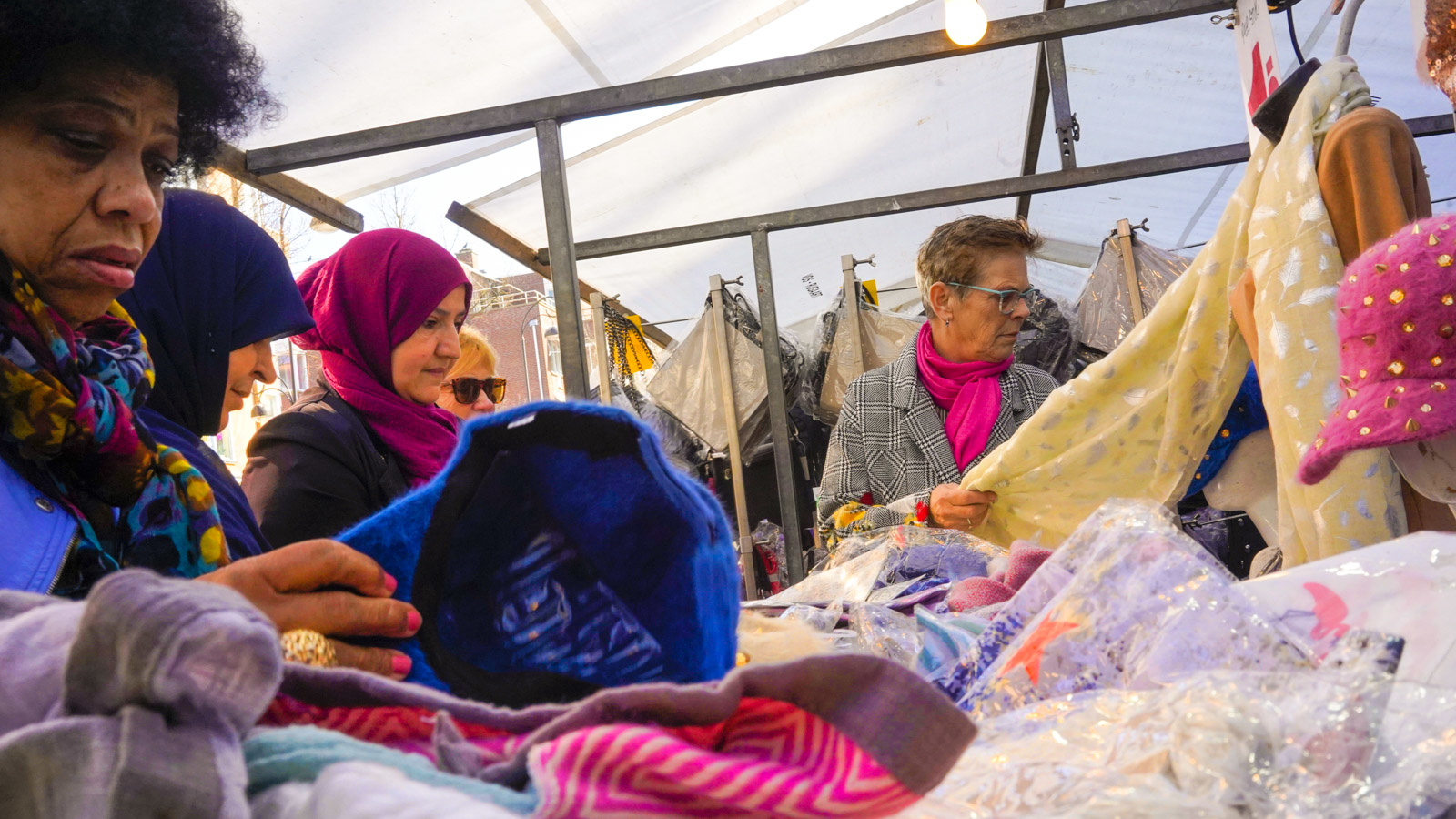 Vrouwen kijken op de markt naar stoffen